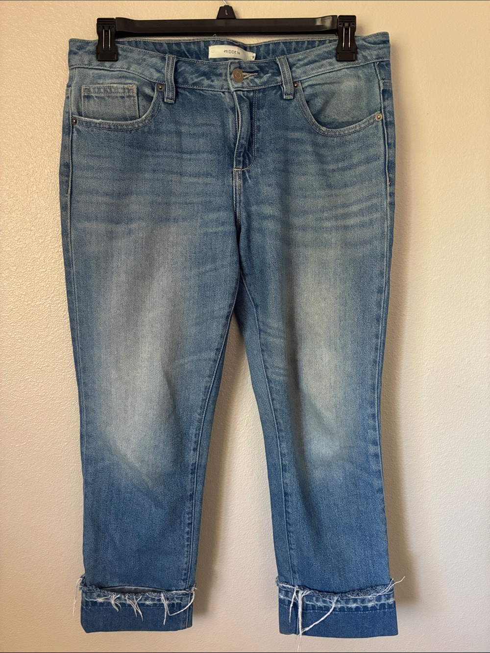 Hidden Light Blue Cropped Frayed-Hem Jeans